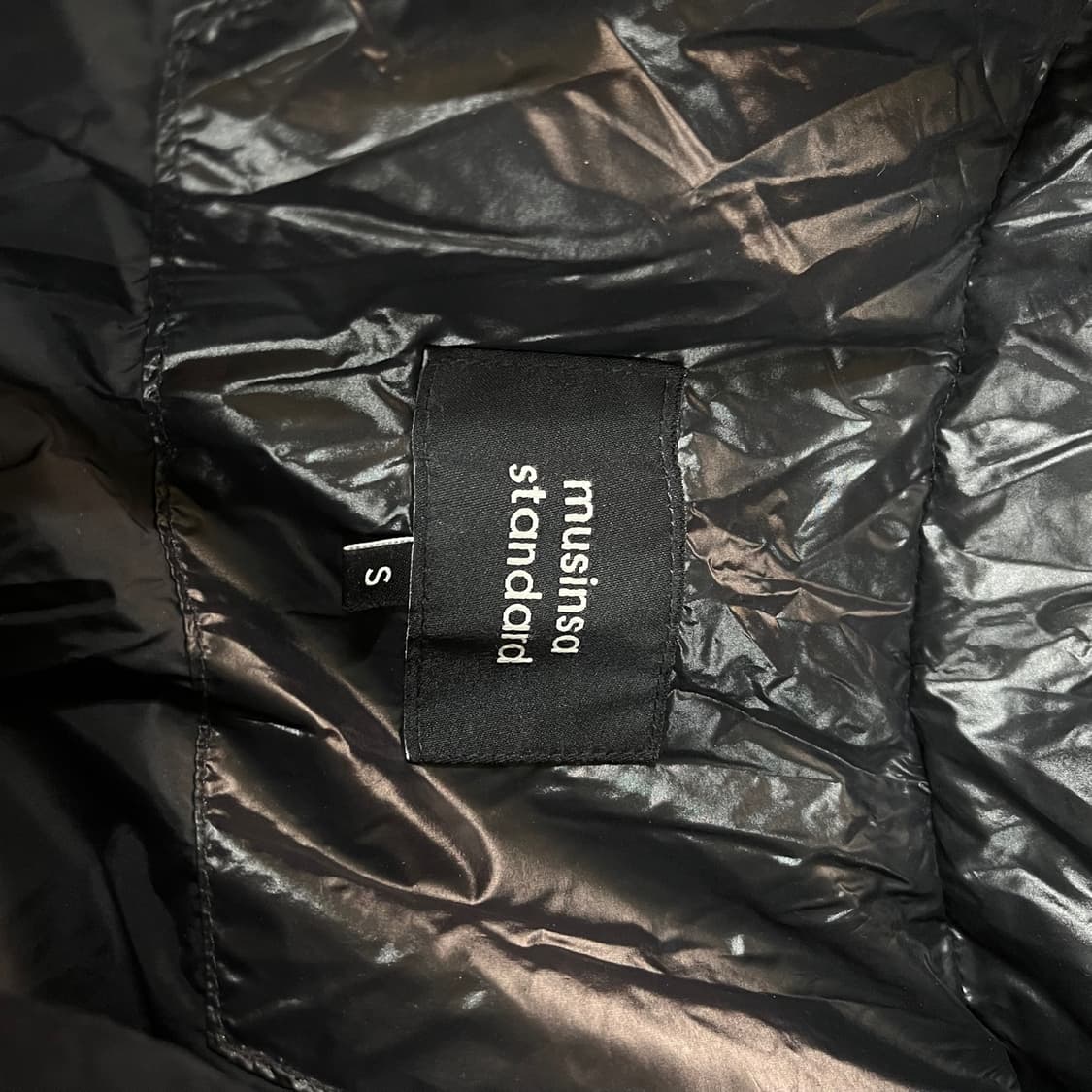 [S/루즈핏] 무신사 스탠다드 라이트웨이트 유광 다운패딩 점퍼 상품이미지6