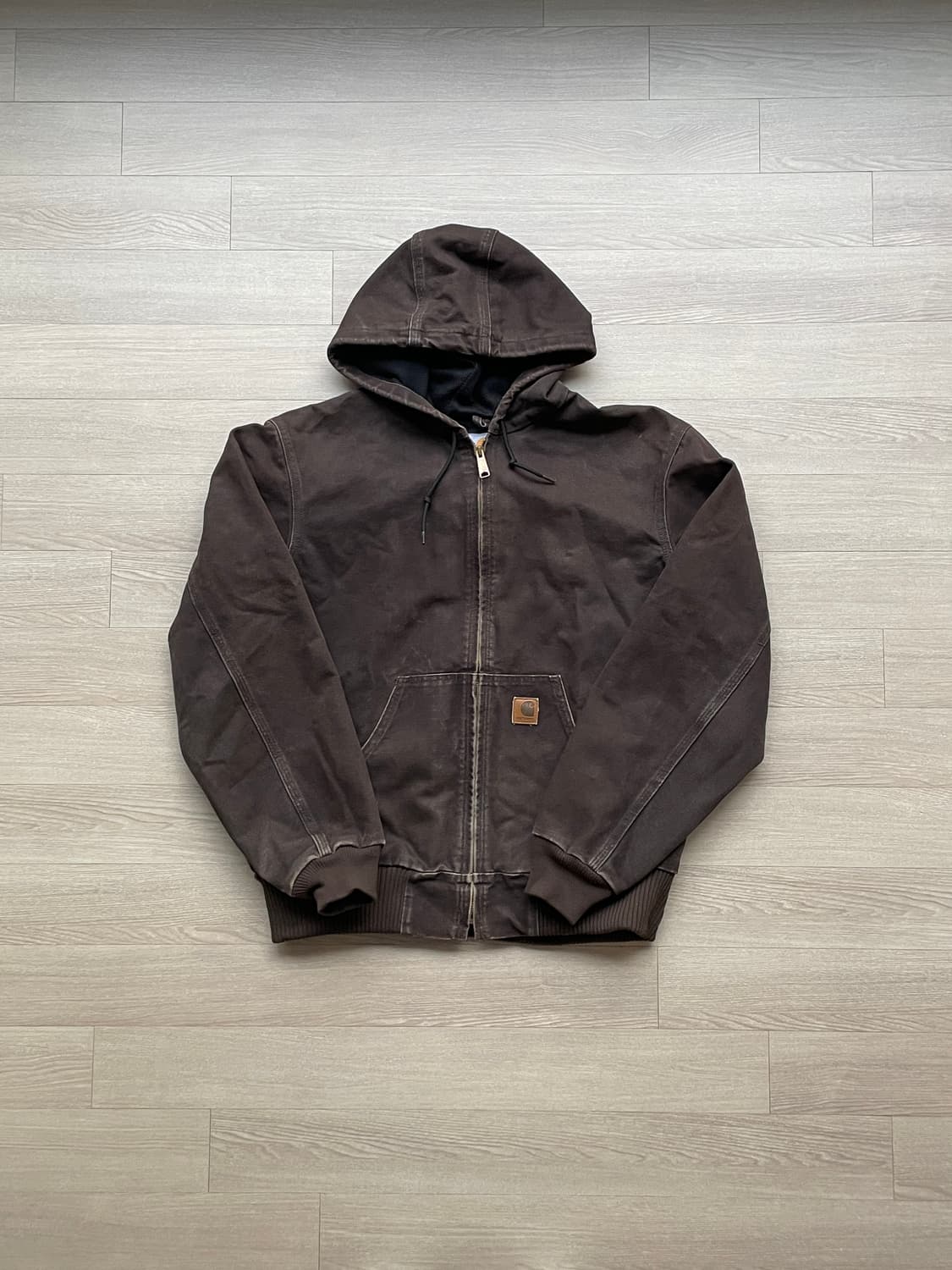 칼하트 J168 DKB 다크브라운 액티브 자켓 샌드스톤 상품이미지1