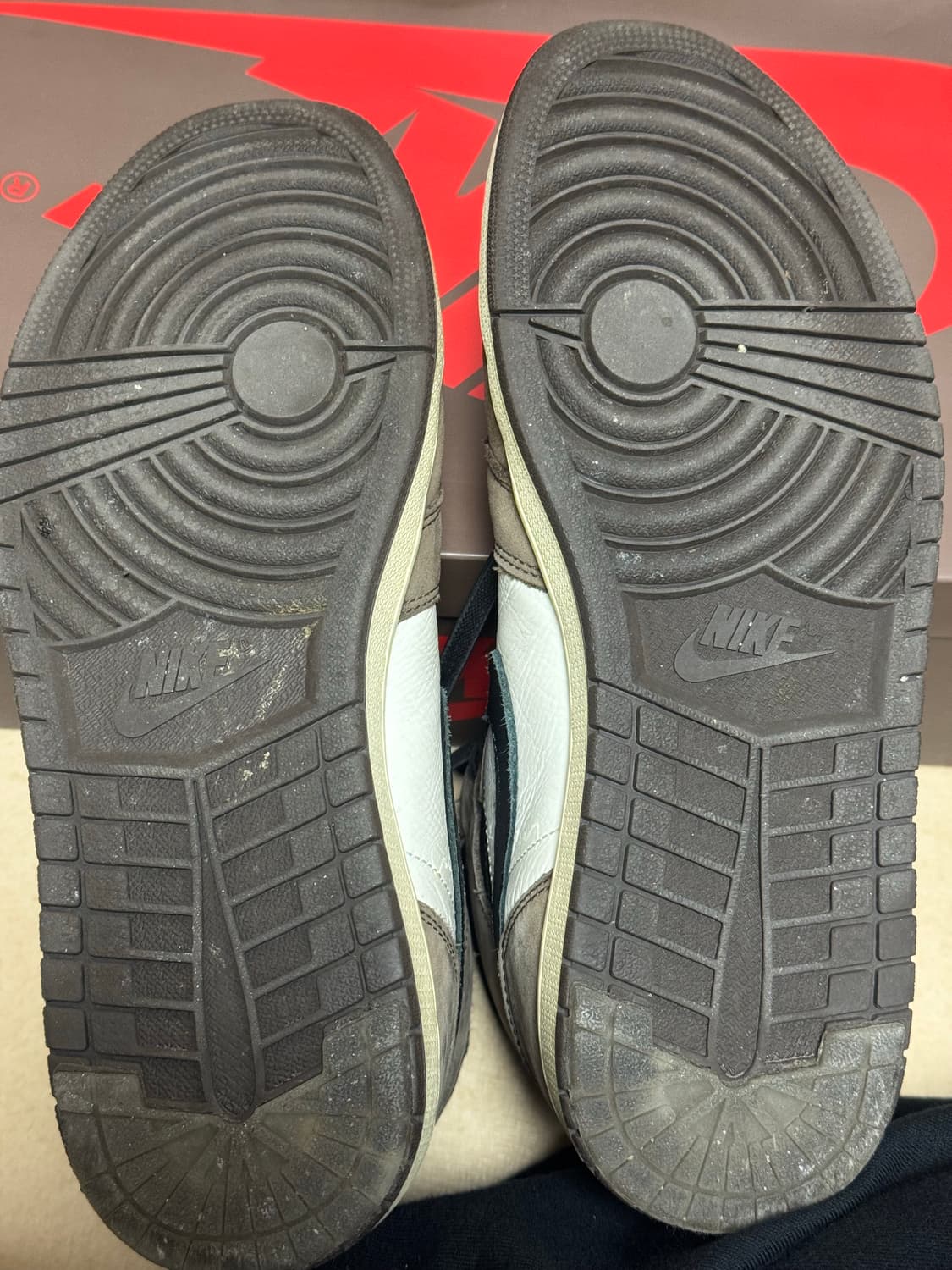 290 나이키 에어 조던 1 트래비스 스캇 모카 하이 팝니다 상품이미지7