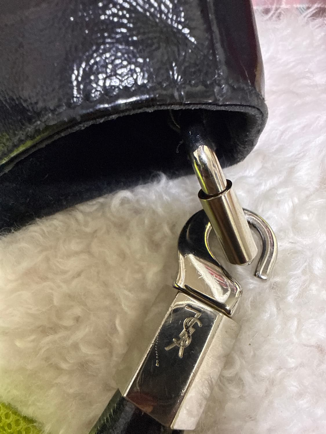 입생로랑 그레인 글로시 호보백 상품이미지5