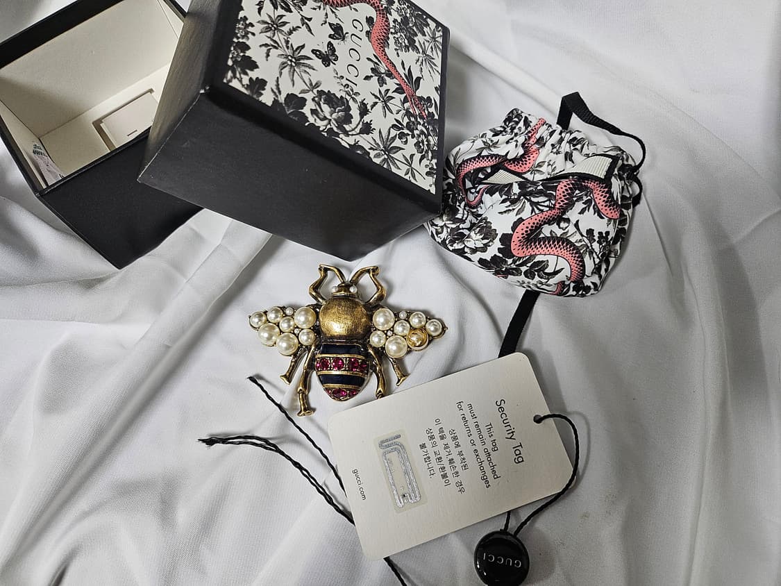 
구찌 크리스털 및 펄 디테일의 벌 모양 브로치
 상품이미지1