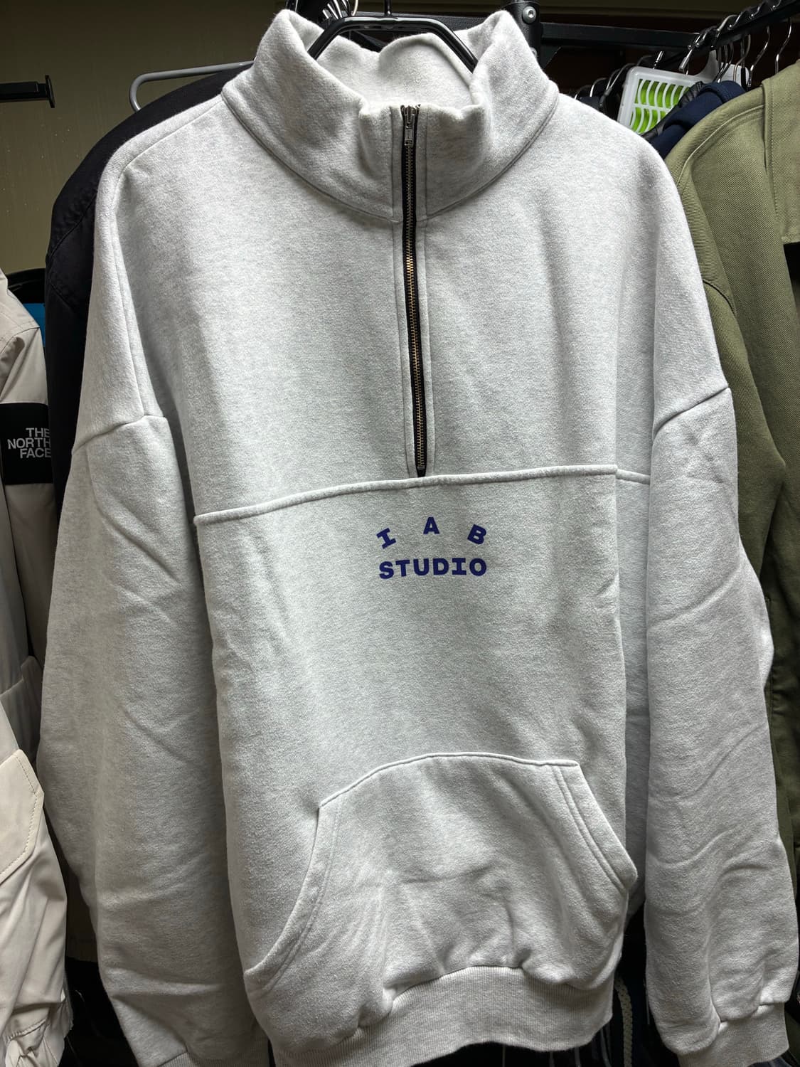 아이앱 스튜디오 하프 집업 라이트 그레이 상품이미지1