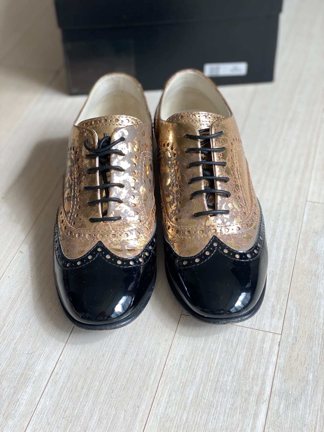 샤넬  골드&블랙 페이던트 옥스포드 슈즈. 37.5size 상품이미지5