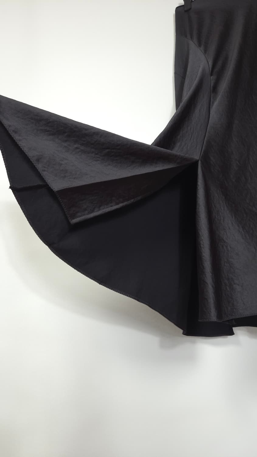 한섬 시스템 실키 텍스처 언밸런스 플레어 스커트 67-98 상품이미지3