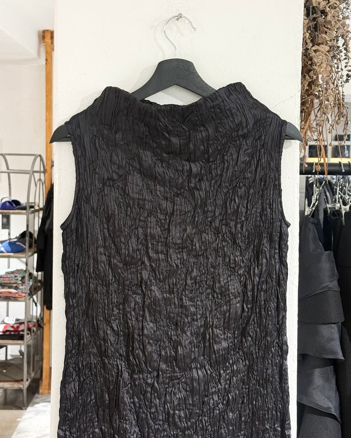 두산 블랙 링클 플리츠 실크 슬리브리스 원피스 상품이미지5