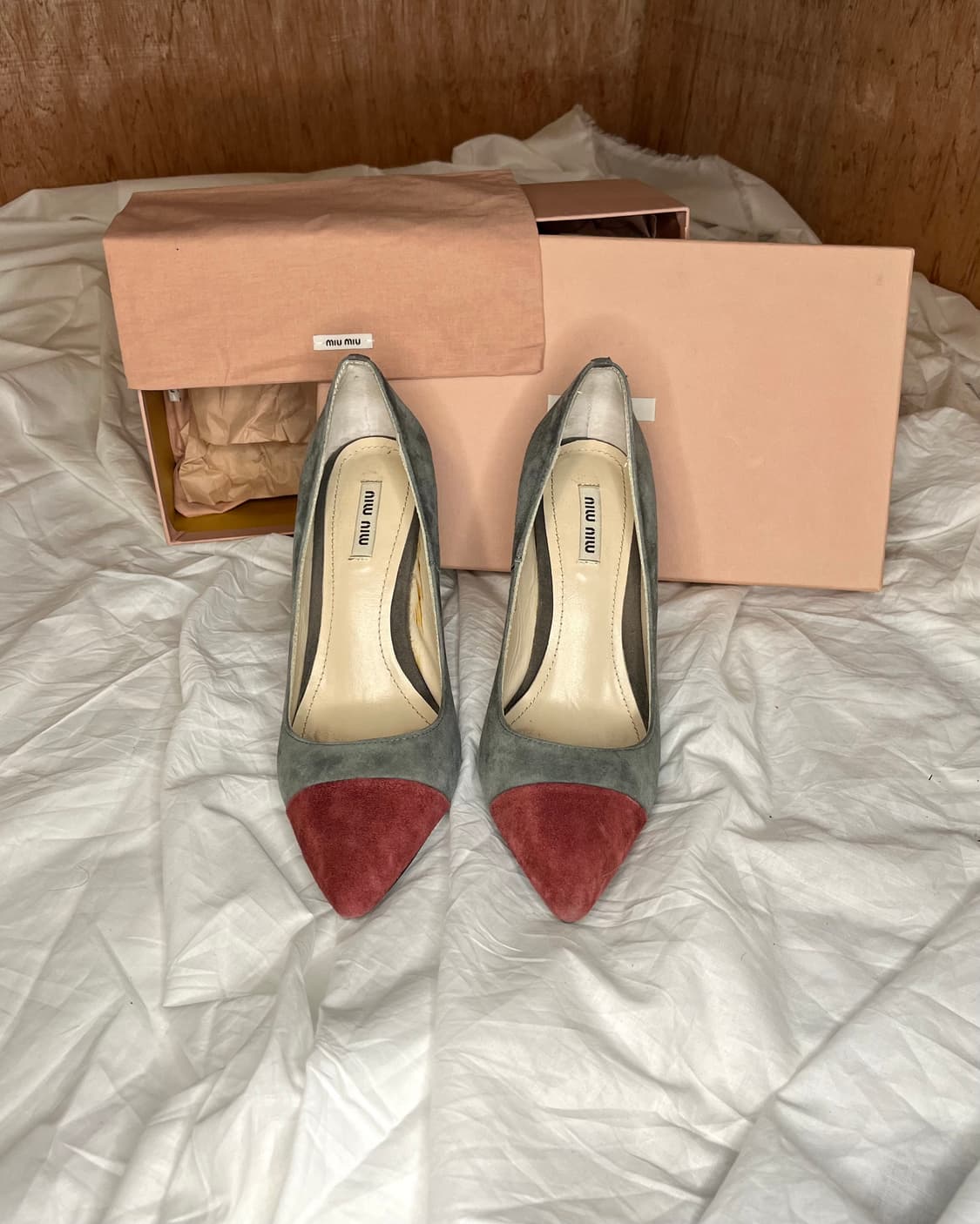 미우미우 투톤 스웨이드 포인티드 펌프스 상품이미지2