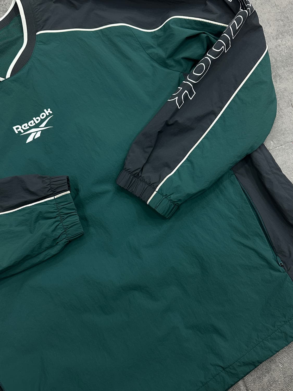 리복 브이넥 웜업 상품이미지2