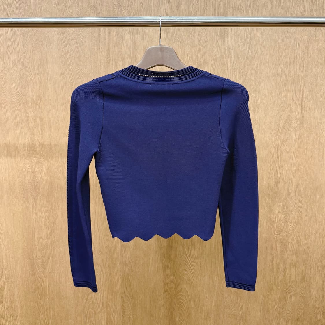 산드로 크롭 라운드넥 니트 가디건 펀칭 디테일 슬림핏 네이비 상품이미지3