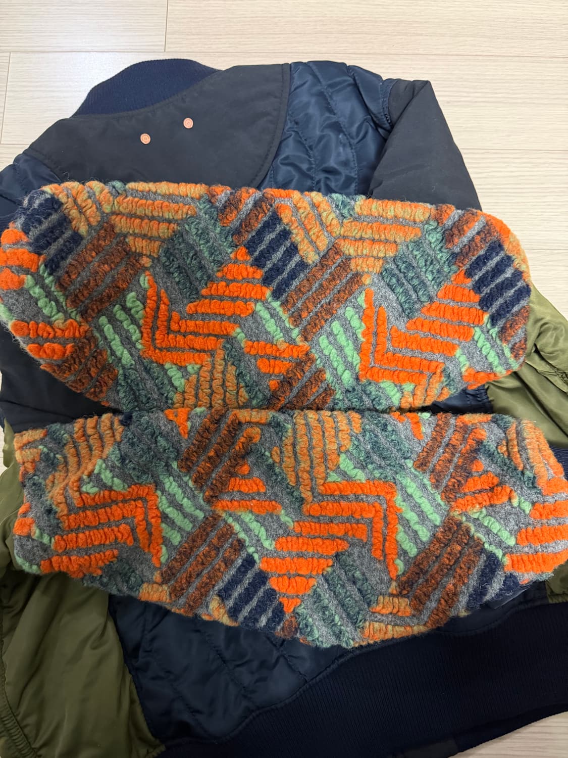 앤더슨벨 x 아식스 콘트라스트 퀼팅 봄버 자켓 네이비 m 상품이미지7