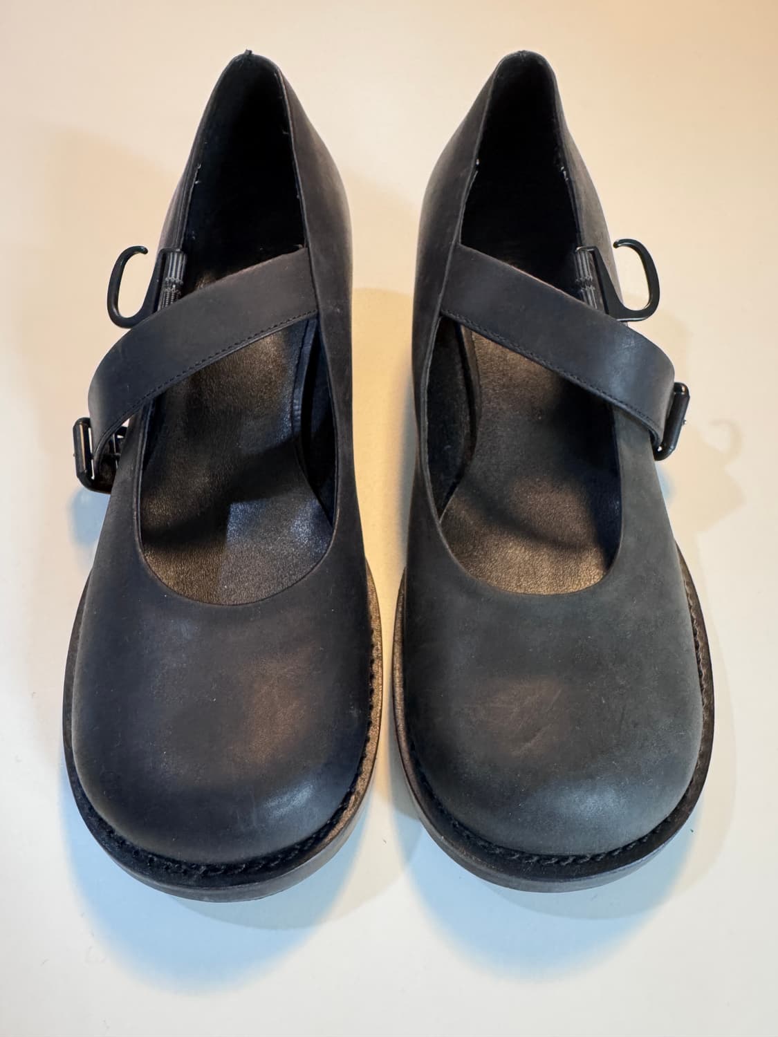 아모멘토 round toe strap pumps 판매합니다 상품이미지1