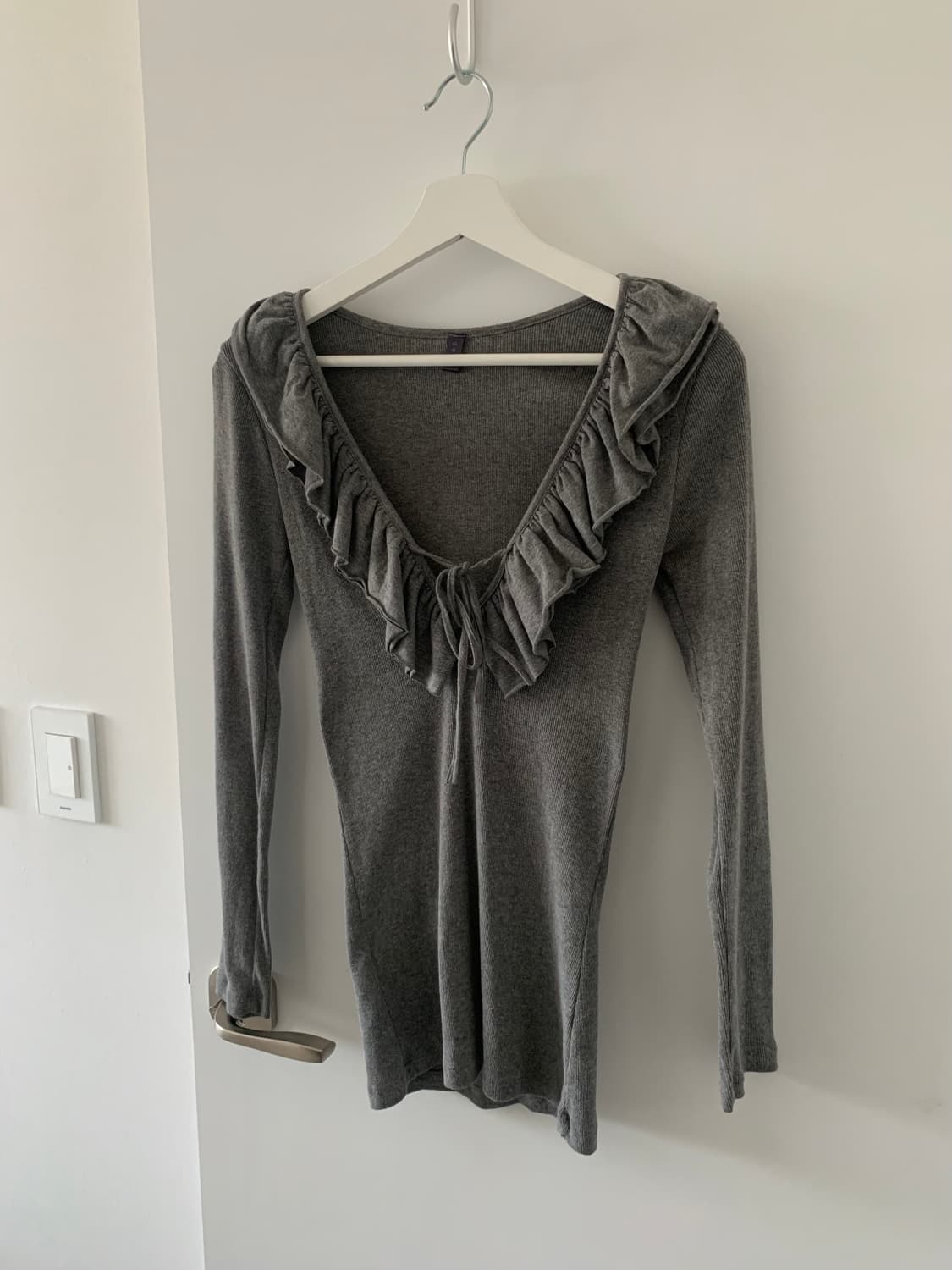 그레이 프릴 슬리브 상품이미지1