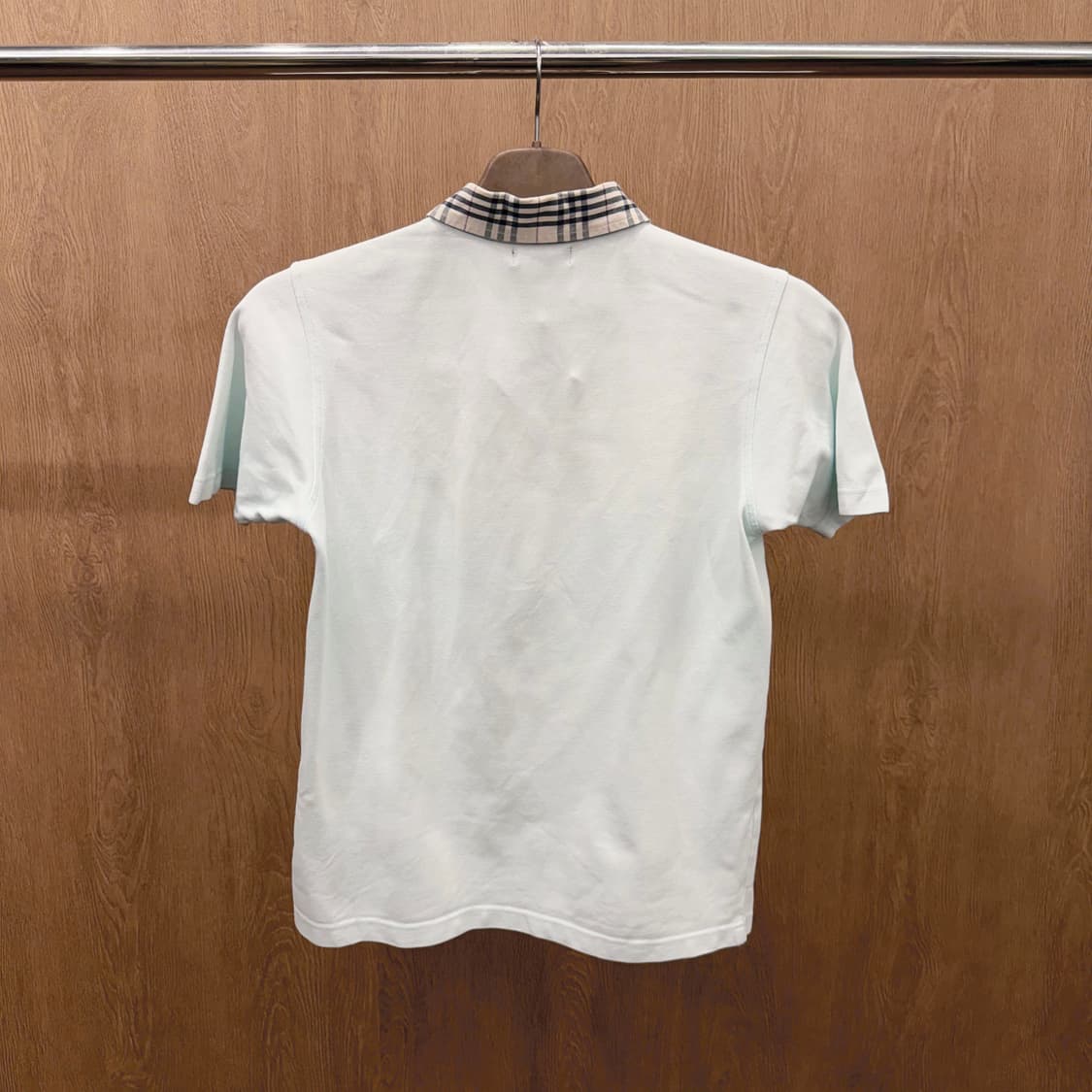 버버리 런던 반팔 티셔츠 배색 체크 카라넥 로고 자수 디테일 라이트 블루 상품이미지3
