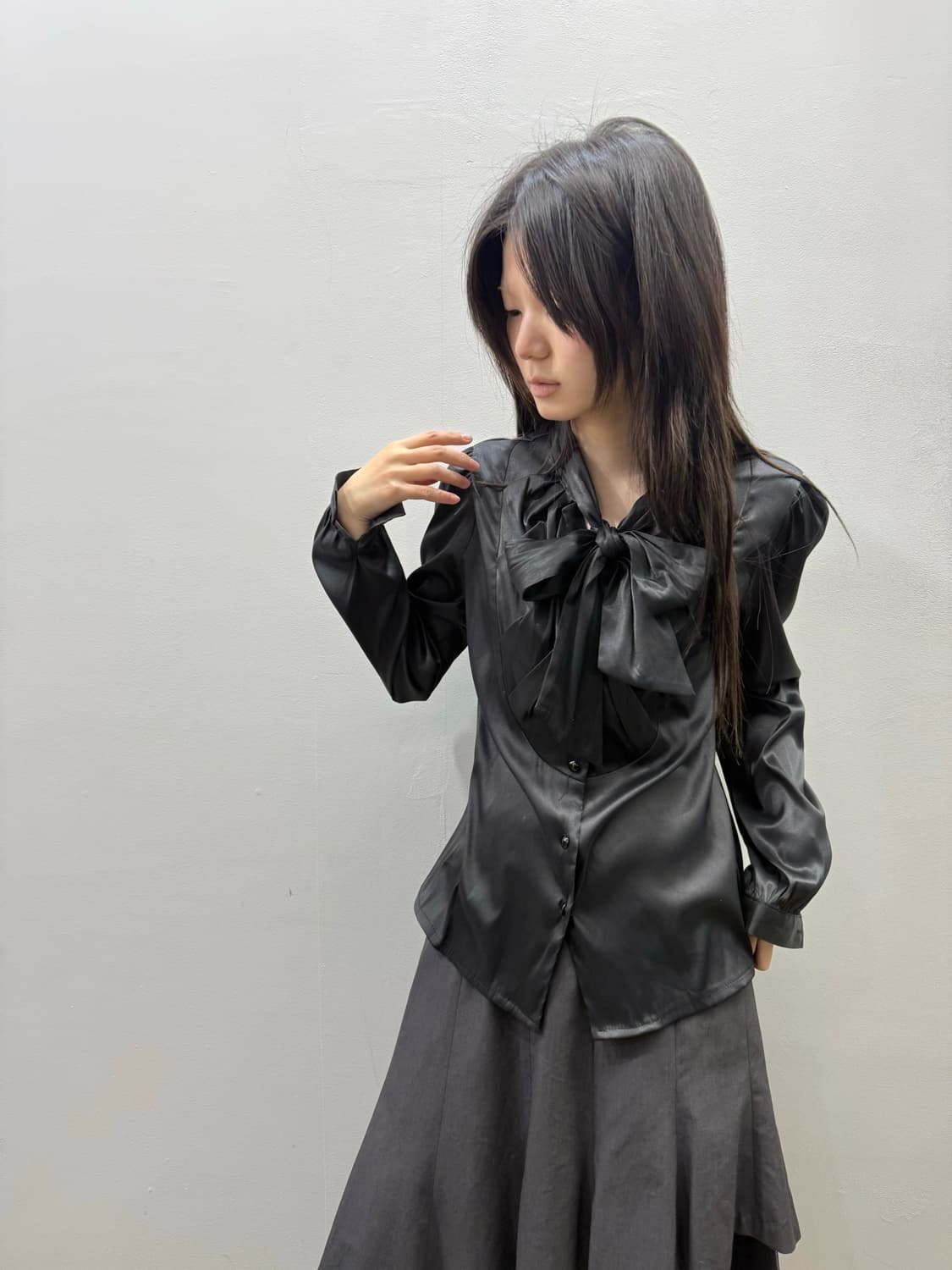 스트랩 리본 디테일 새틴 블라우스 상품이미지3