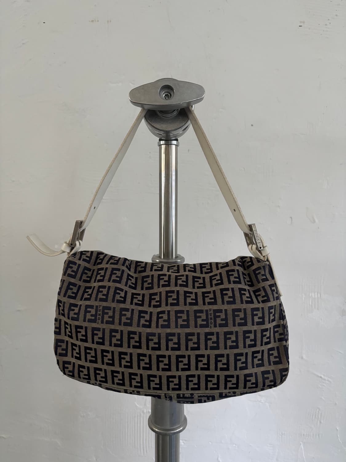 Fendi 펜디 FF 로고 아이보리 버클 미니 숄더백 상품이미지5