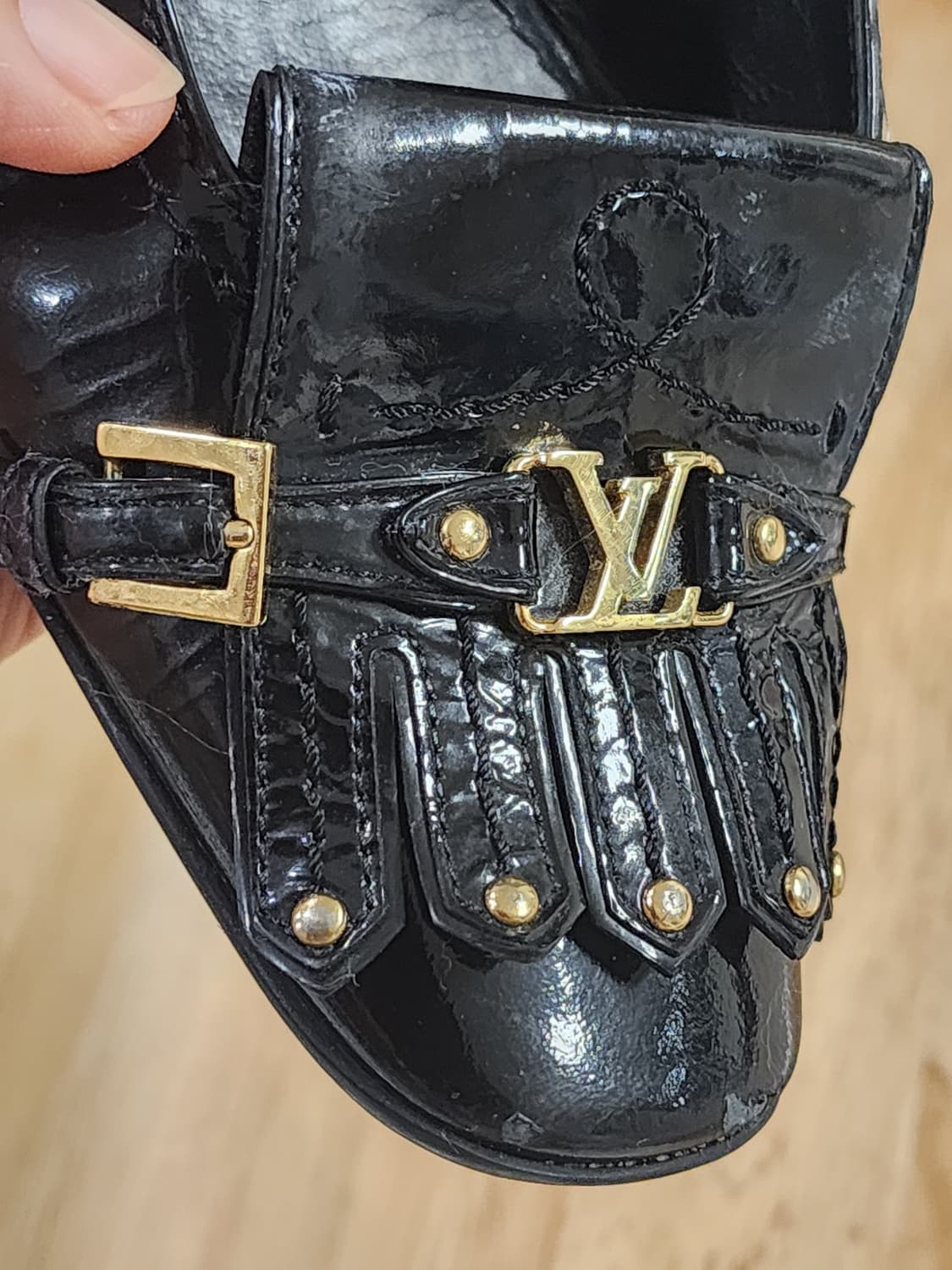 정품 루이비통 블랙 페이던트 LV 장식 구두 상품이미지5