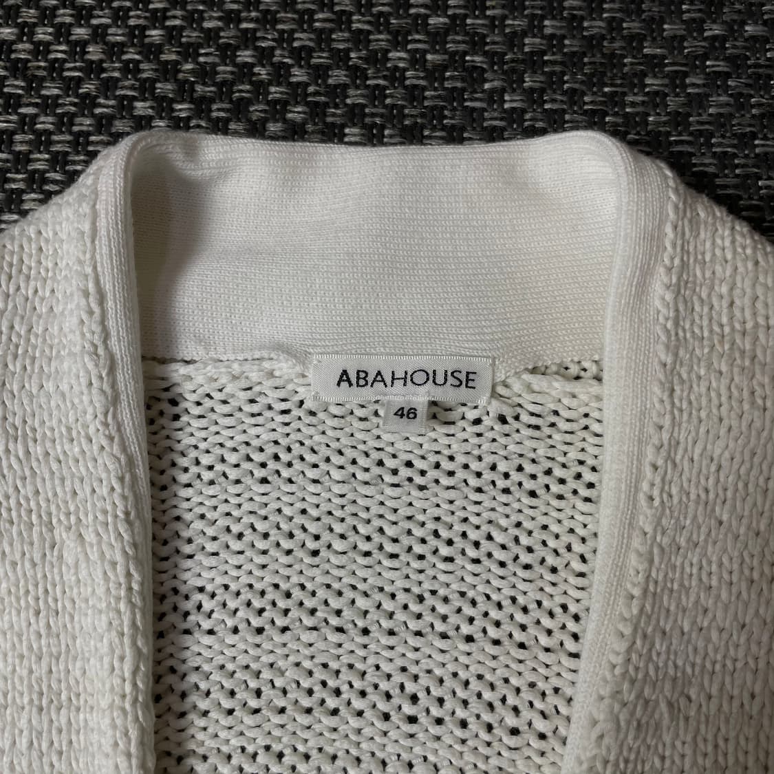 아바하우스 화이트 우드 원버튼 니트 가디건 상품이미지4