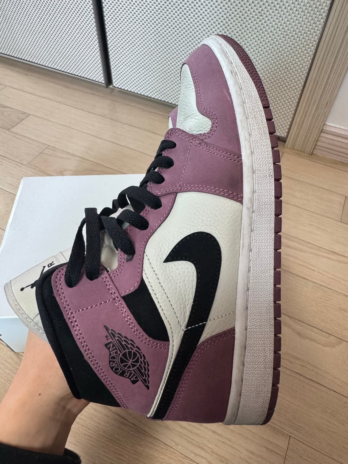 조던1 미드 SE 라이트 멀베리 W260 상품이미지4