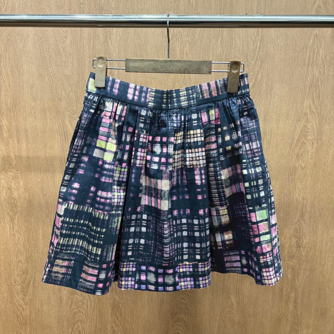 폴스미스 미디 스커트 멀티 블랙 체크 패턴 프린팅 디테일 플레어핏 핑크 상품이미지3