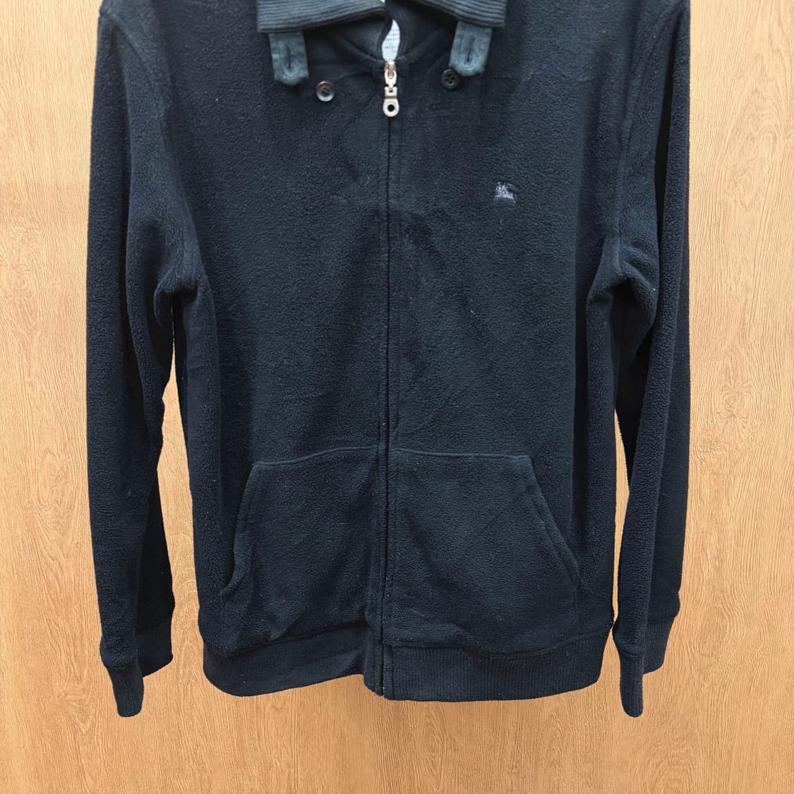 버버리 블랙라벨 긴팔 카라넥 플리스 로고 자수 골지 넥라인 디테일 블랙 상품이미지5