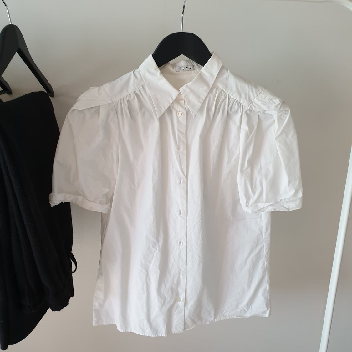 미우미우 핀턱 화이트 셔츠 블라우스 상품이미지3
