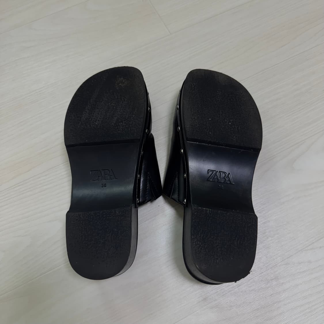 자라 스터드 클로그 블랙 36 235 상품이미지6