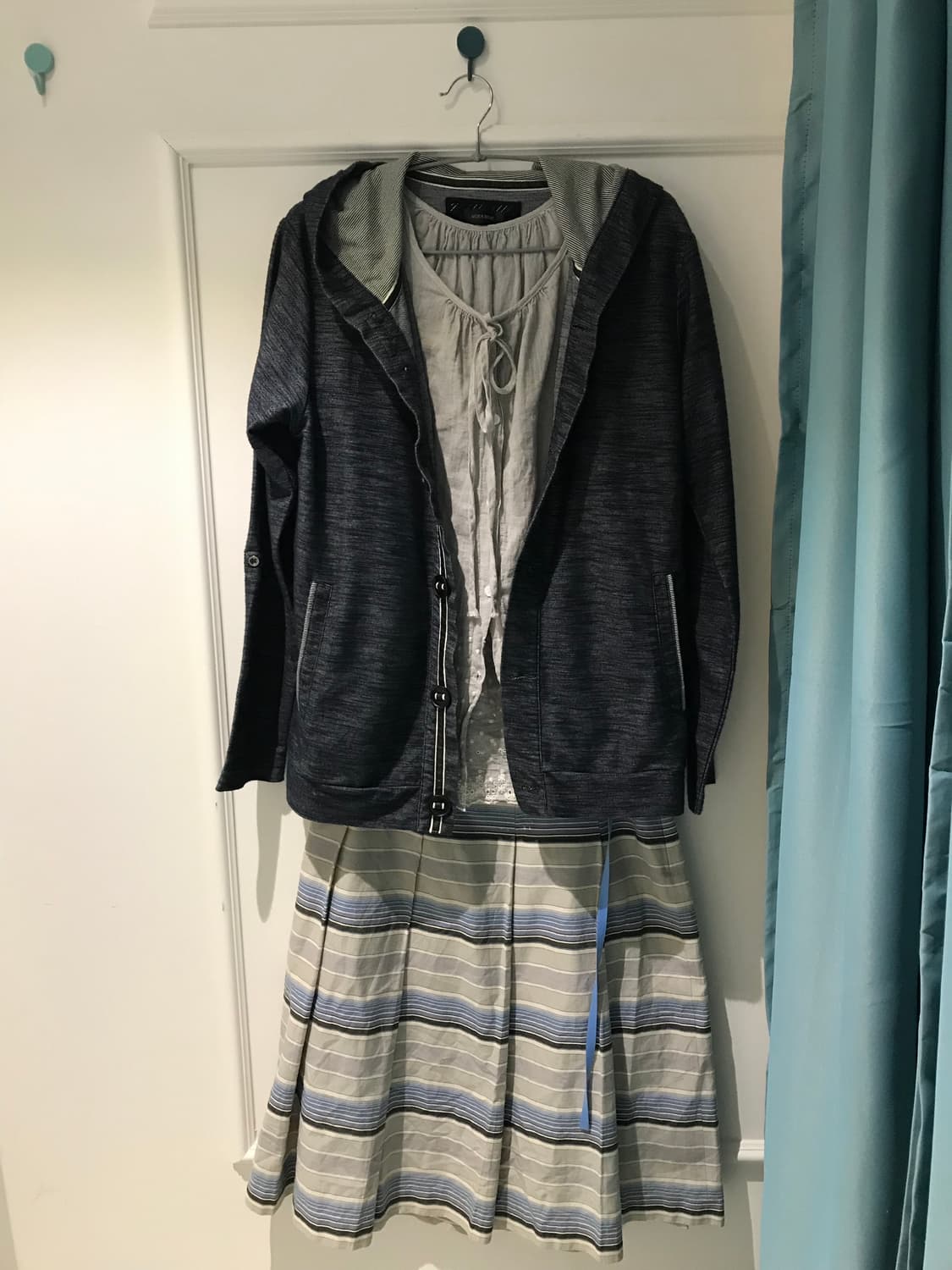 바다를 닮은 스커트 위에 그레이 톤을 얹어 잔잔하게 흐르는 실루엣🌊 상품이미지6