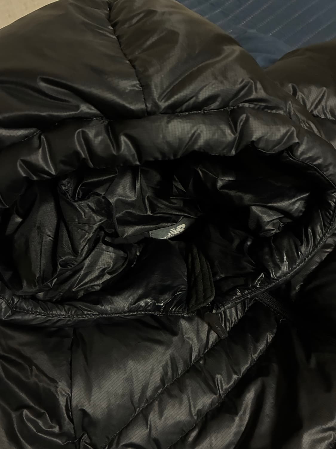 뉴발란스 플라잉77 구스다운 경량 블랙 M사이즈 팝니다. 상품이미지4