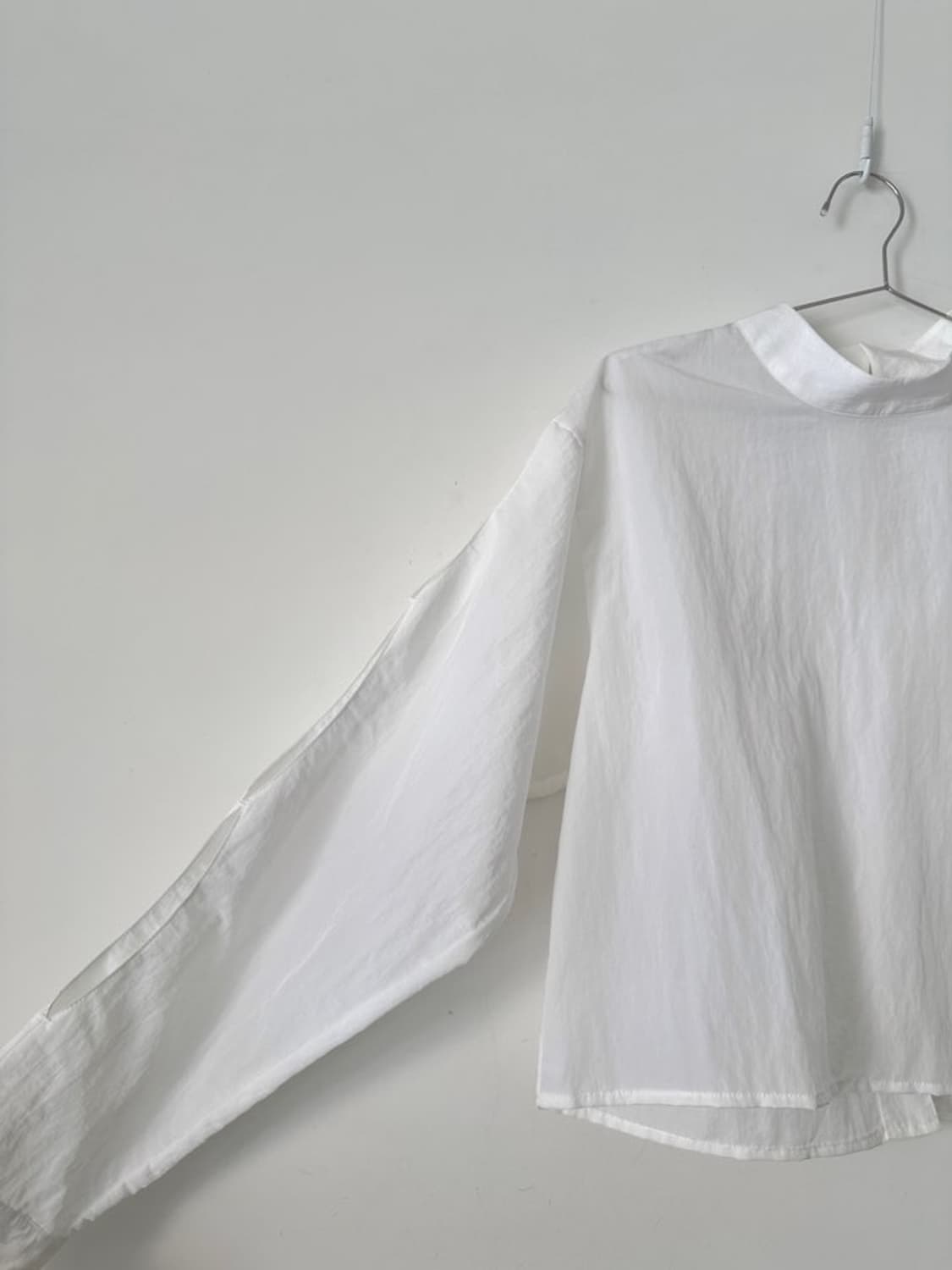 Open slit detail top / white 상품이미지5