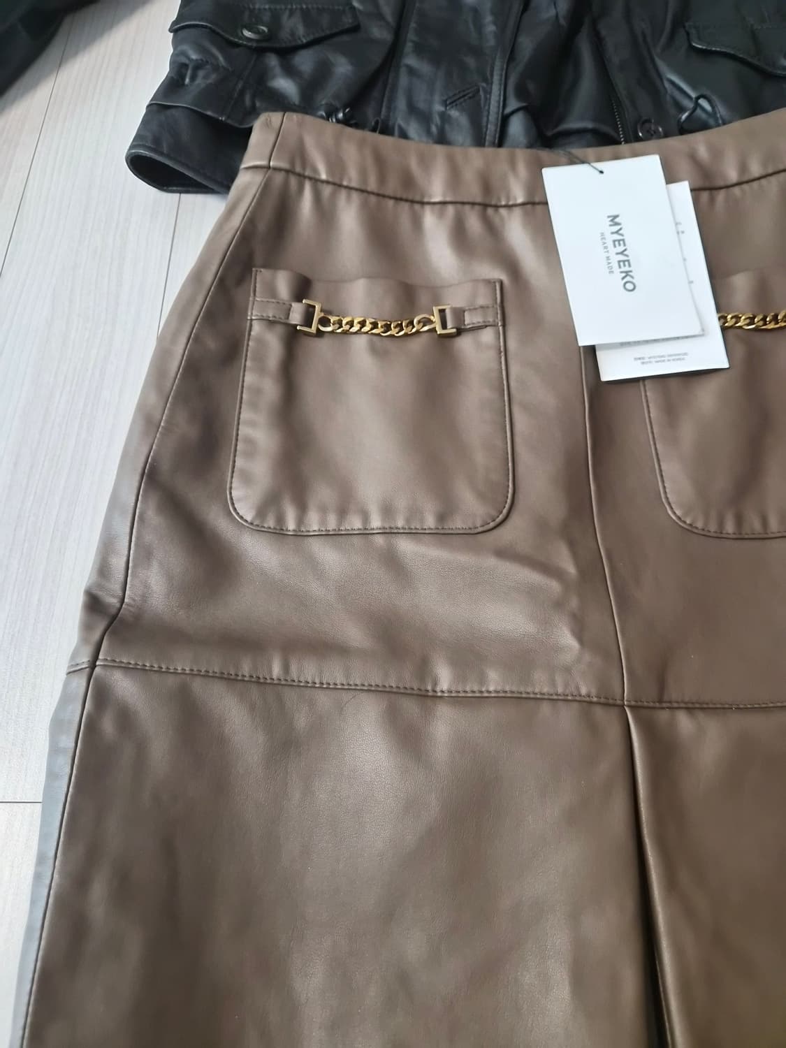 마이아이코(MYEYEKO) 체인 포인트 레더 미디 스커트 상품이미지4