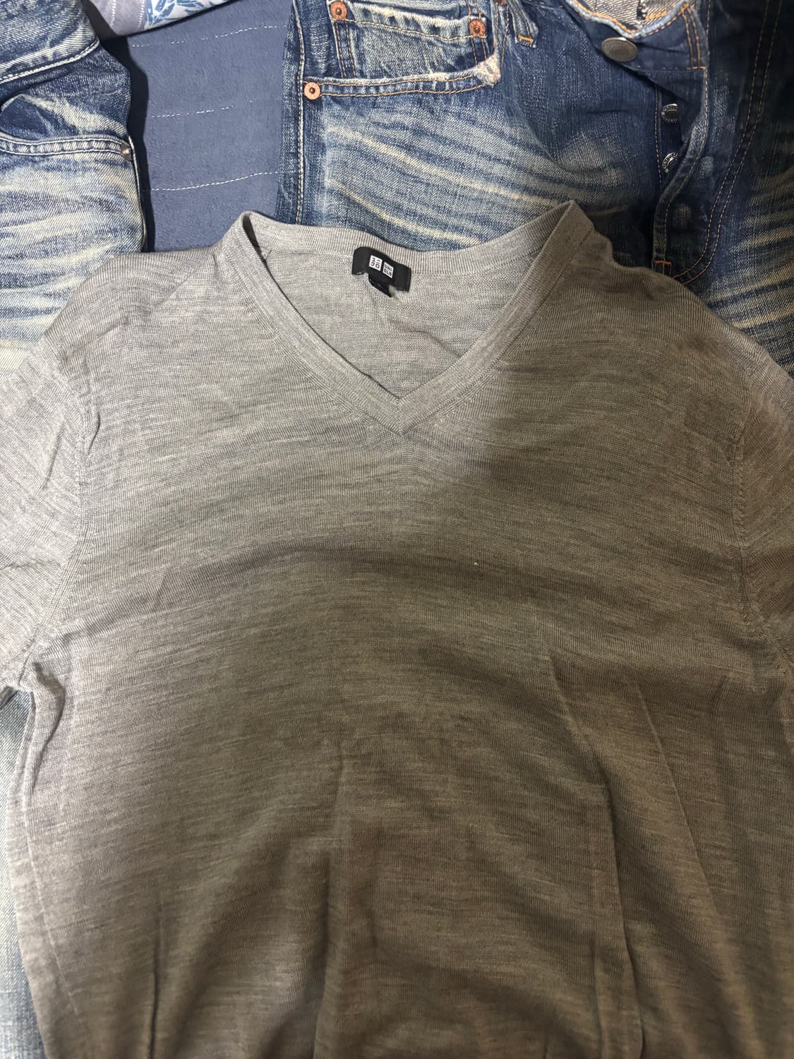 유니클로 브이넥 니트 그레이 상품이미지1