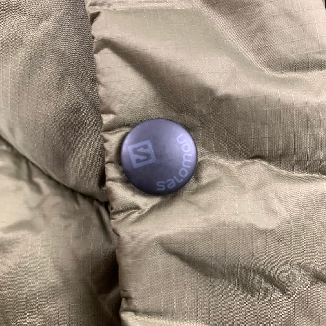 살로몬 덕다운 패딩 베스트 올리브 상품이미지4