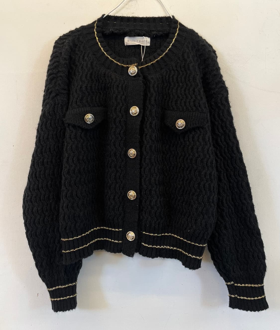 스튜디오화이트 금장단추 블랙 니트가디건 새상품 하객룩데이트룩오피스룩 상품이미지1
