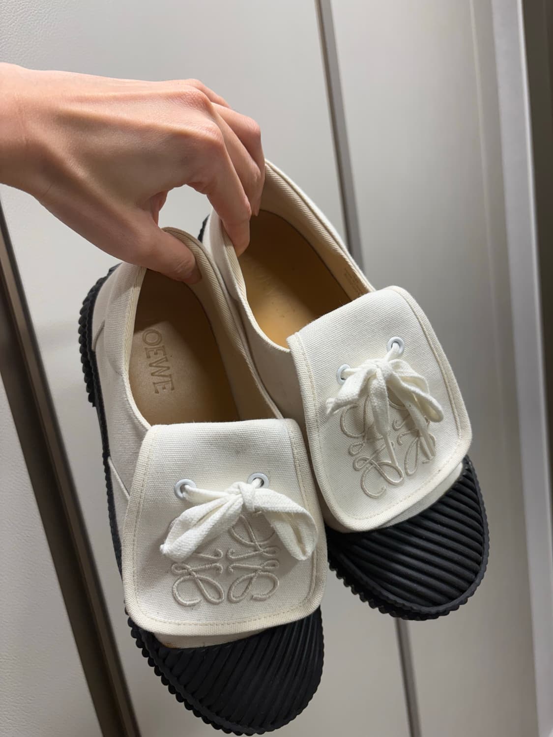 풀박스!! 로에베 아나그램 자수 플랫 스니커즈 38 상품이미지2