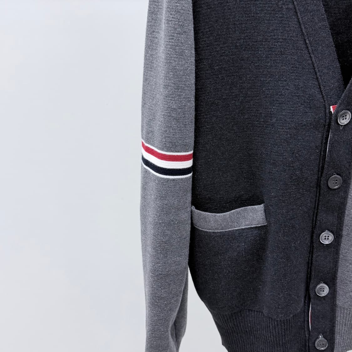 [S+급/5] 톰브라운 암밴드 밀라노스티치 펀믹스 가디건 토날 그레이 상품이미지2