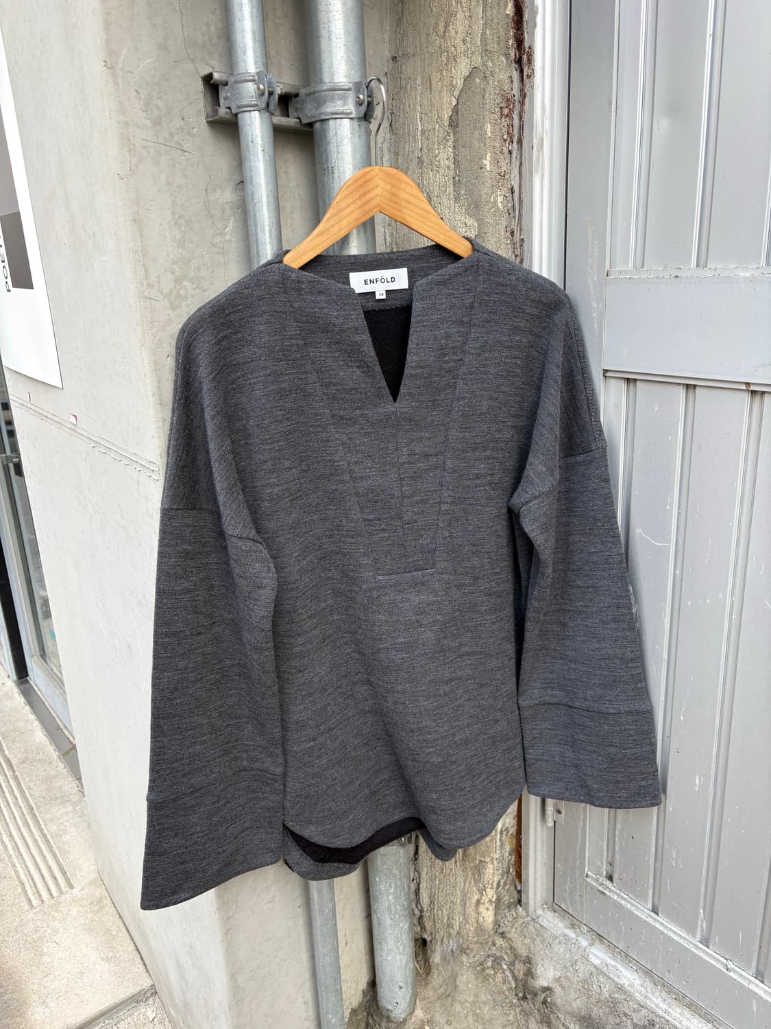 엔폴드 차콜 브이넥 롱슬리브 니트 탑 상품이미지6
