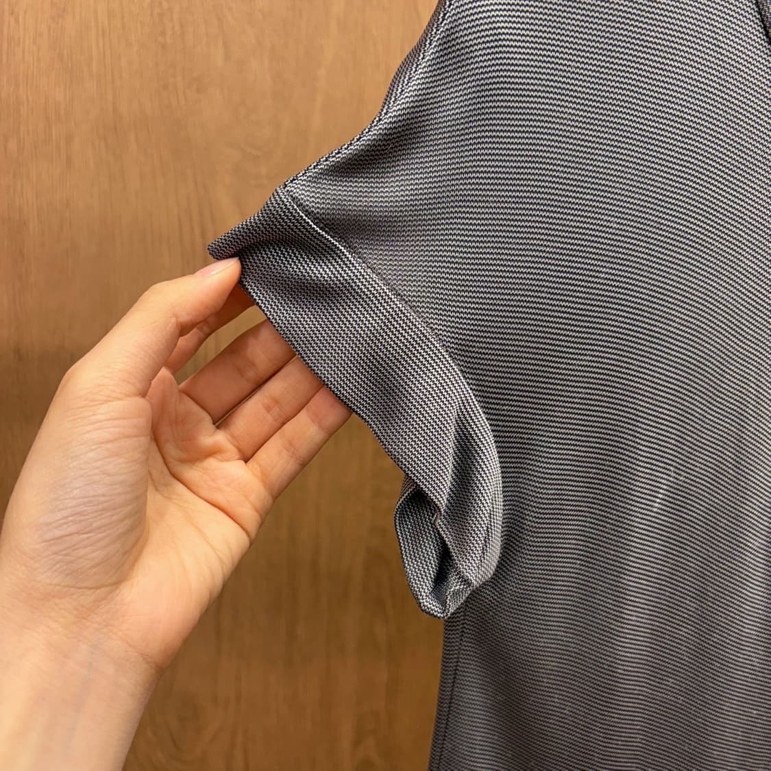아르마니 꼴레지오니 캡소매 티셔츠 넥 셔링 소매 턴업 디테일 블랙 상품이미지6