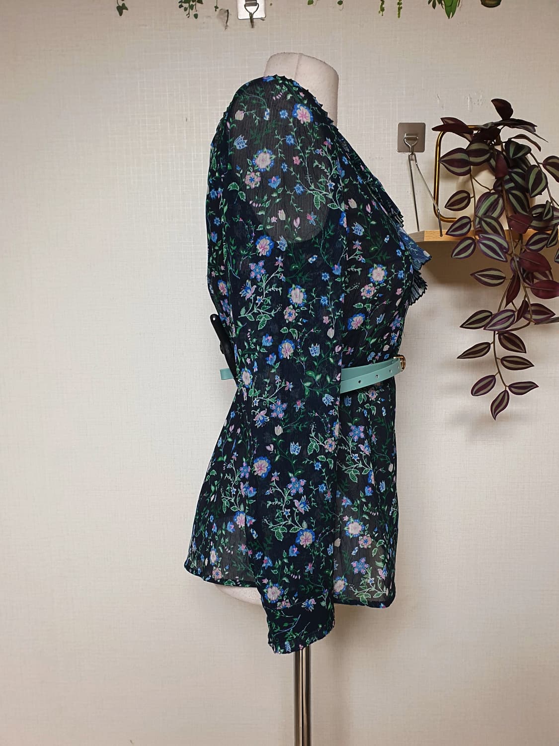 ENC 플리츠 블라우스 플라워 55 네이비 상품이미지6