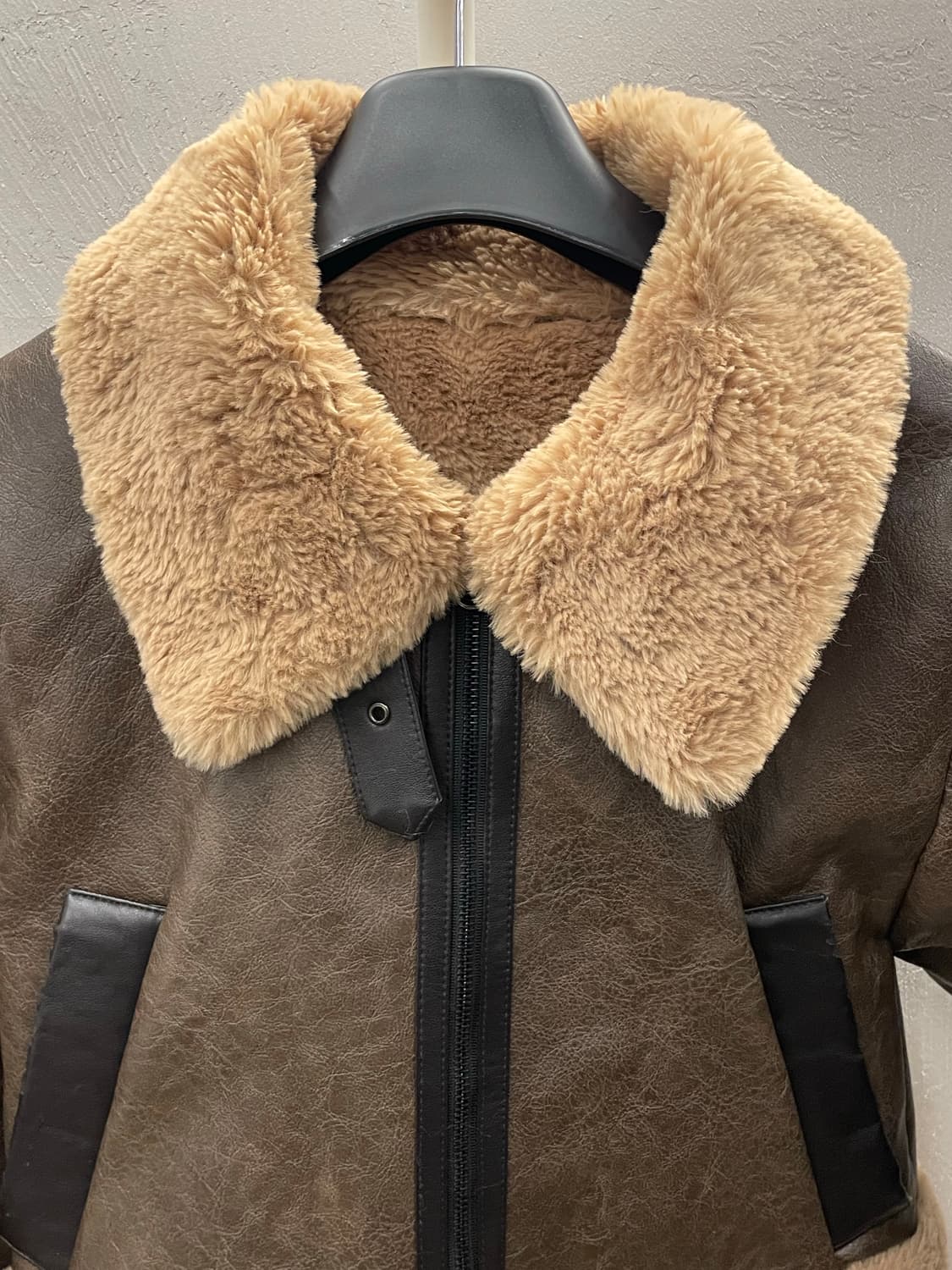 보헤미안서울 하이 넥 숏 무스탕 브라운  상품이미지3