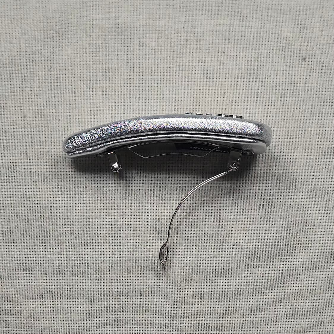 미우미우 로고 나파 가죽 헤어클립 상품이미지4