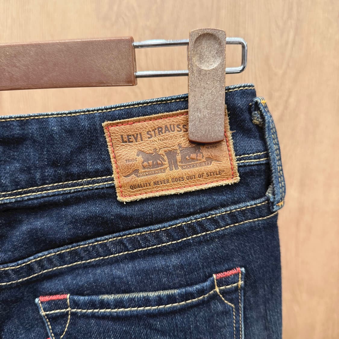 리바이스 워싱 데님 팬츠 레드 스티치 디테일 로고 가죽 패치 진청 상품이미지6