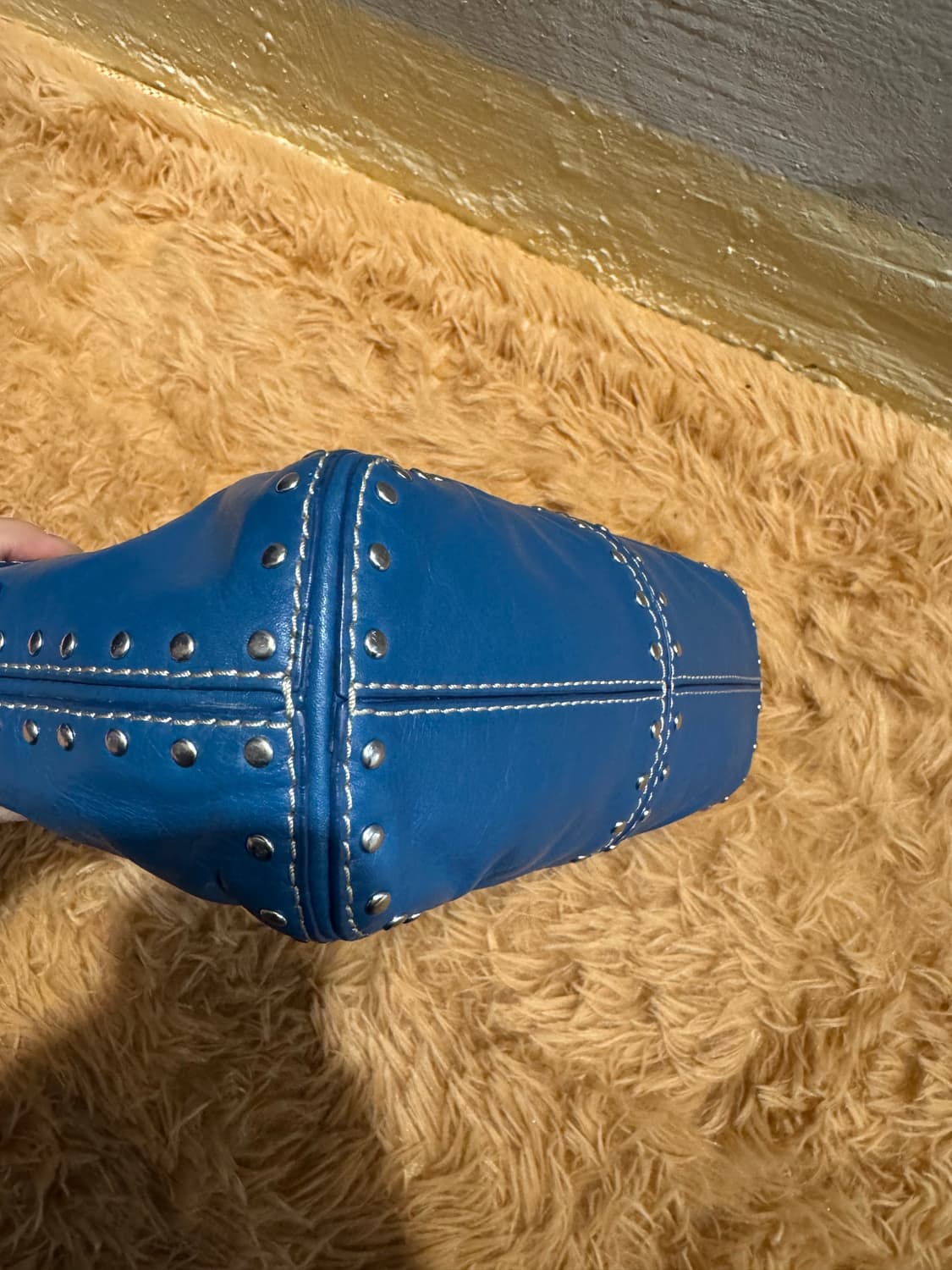 마이클코어스 아스터 스터드 숄더백 블루 상품이미지4