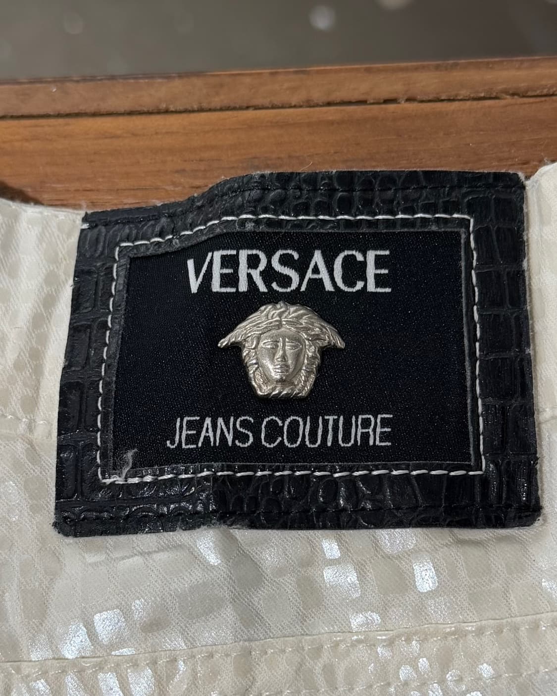 베르사체 진스 꾸뛰르 아이보리 악어가죽 텍스쳐 와이드 팬츠 상품이미지6