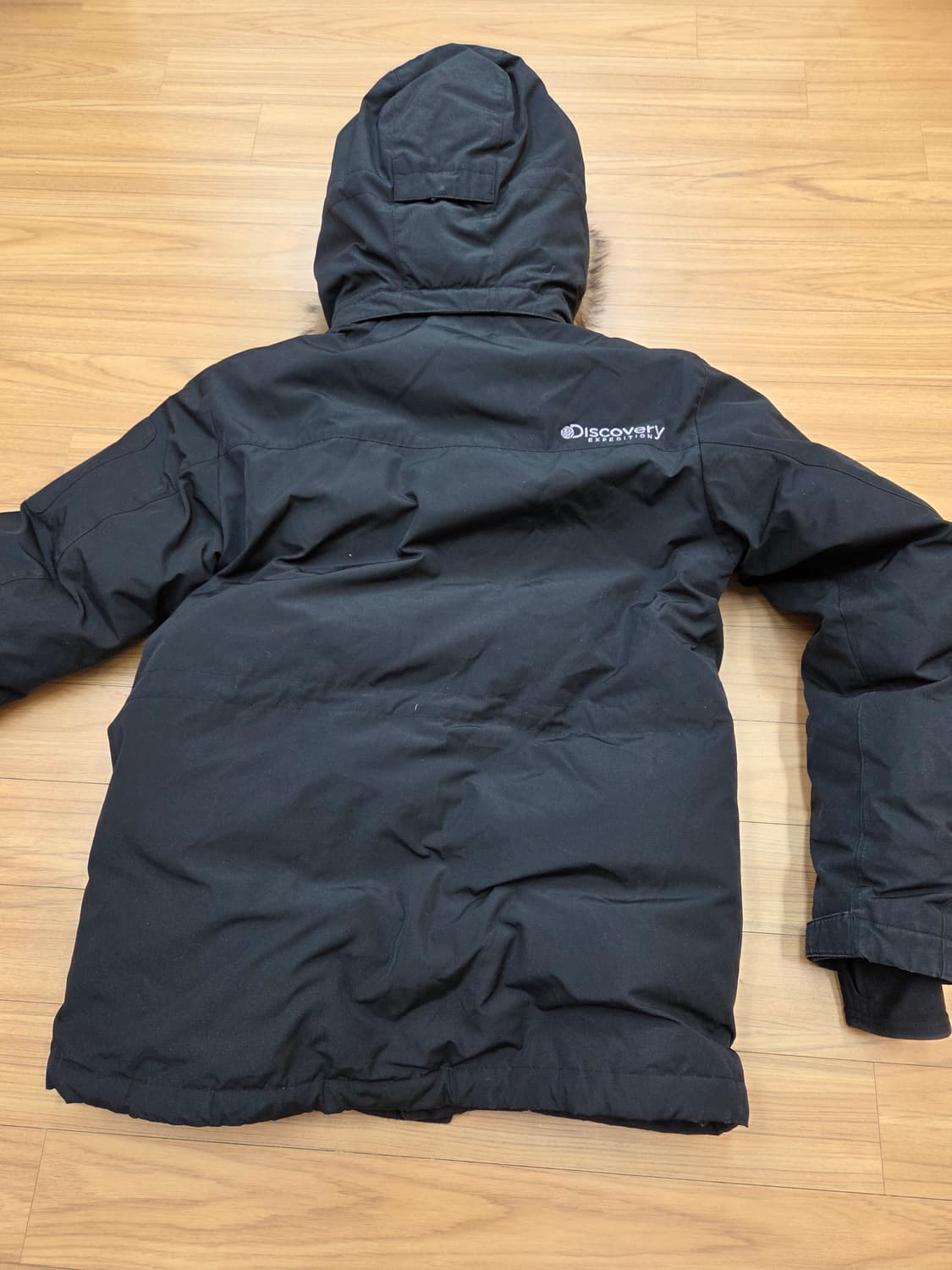 디스커버리 익스페디션 남성 블랙 패딩 95사이즈입니다. 후드에 털이 달려 상품이미지2