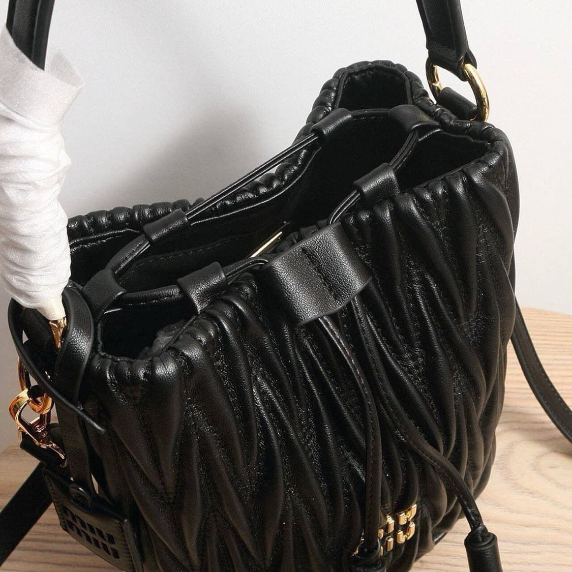 미우미우(Miu Miu) 마테라쎄 나파 가죽 버킷백 상품이미지6