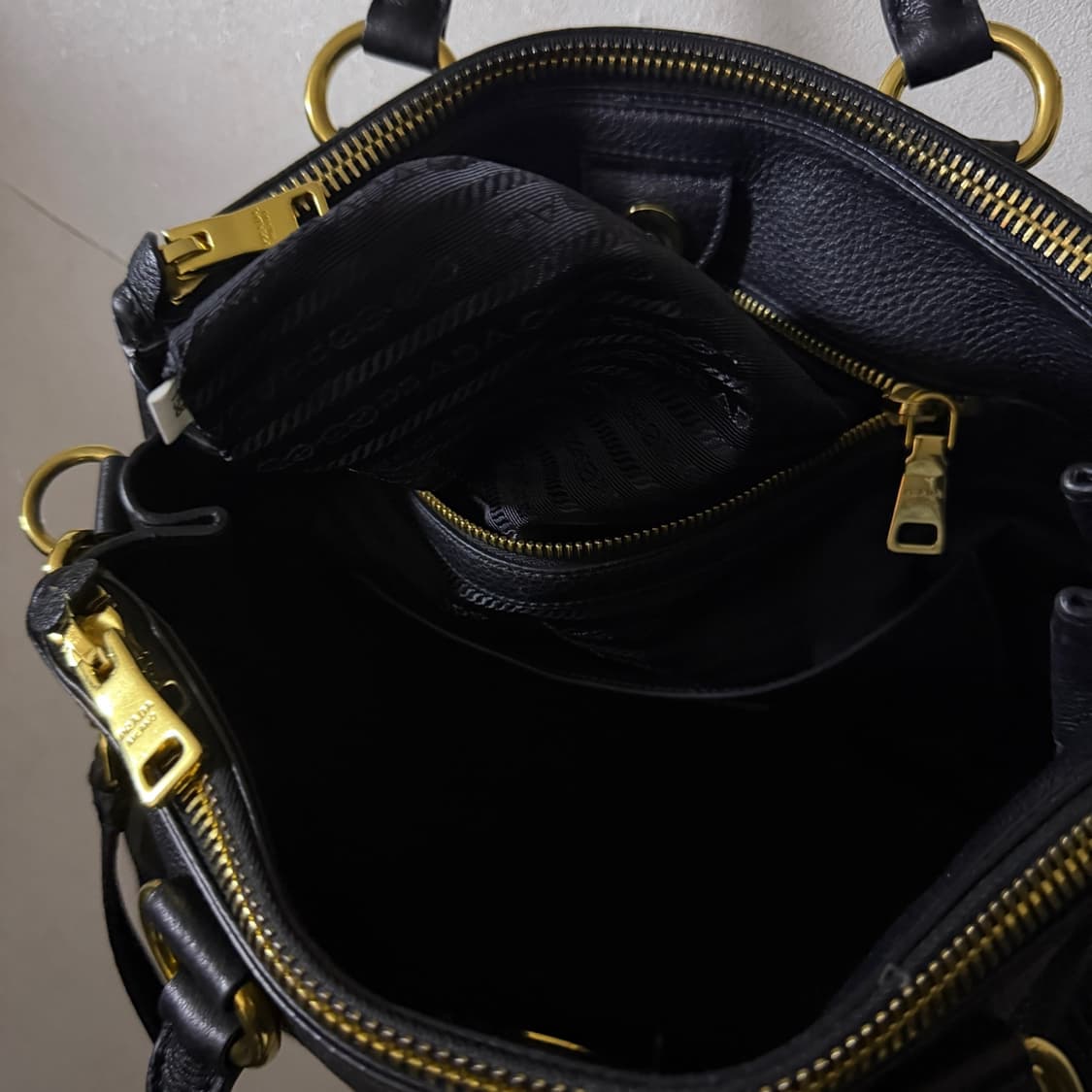 프라다 비텔로 다이노 레더 토트&크로스백 상품이미지9