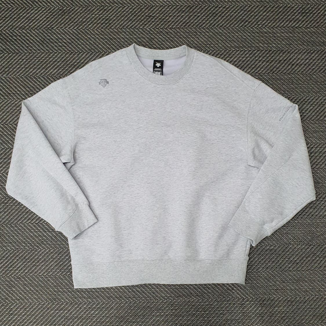 데상트 오버핏 맨투맨 남자105 상품이미지1