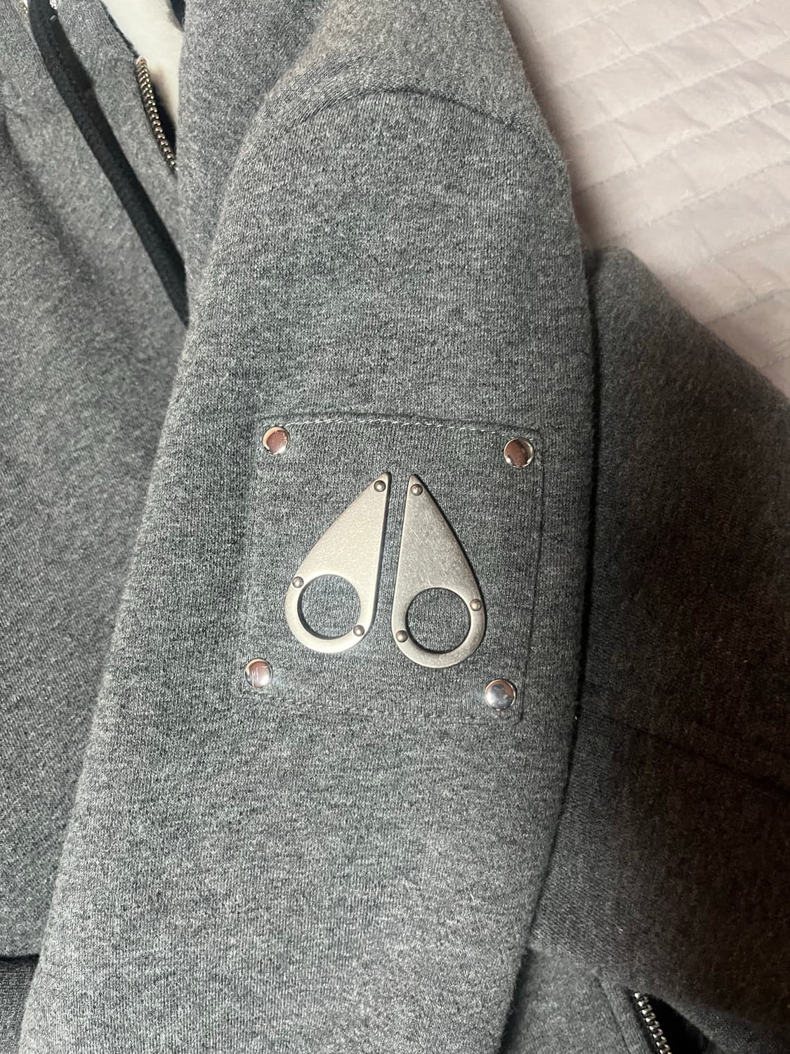 새상품급/L 22FW무스너클 버니스웨터 후드집업 차콜 상품이미지3