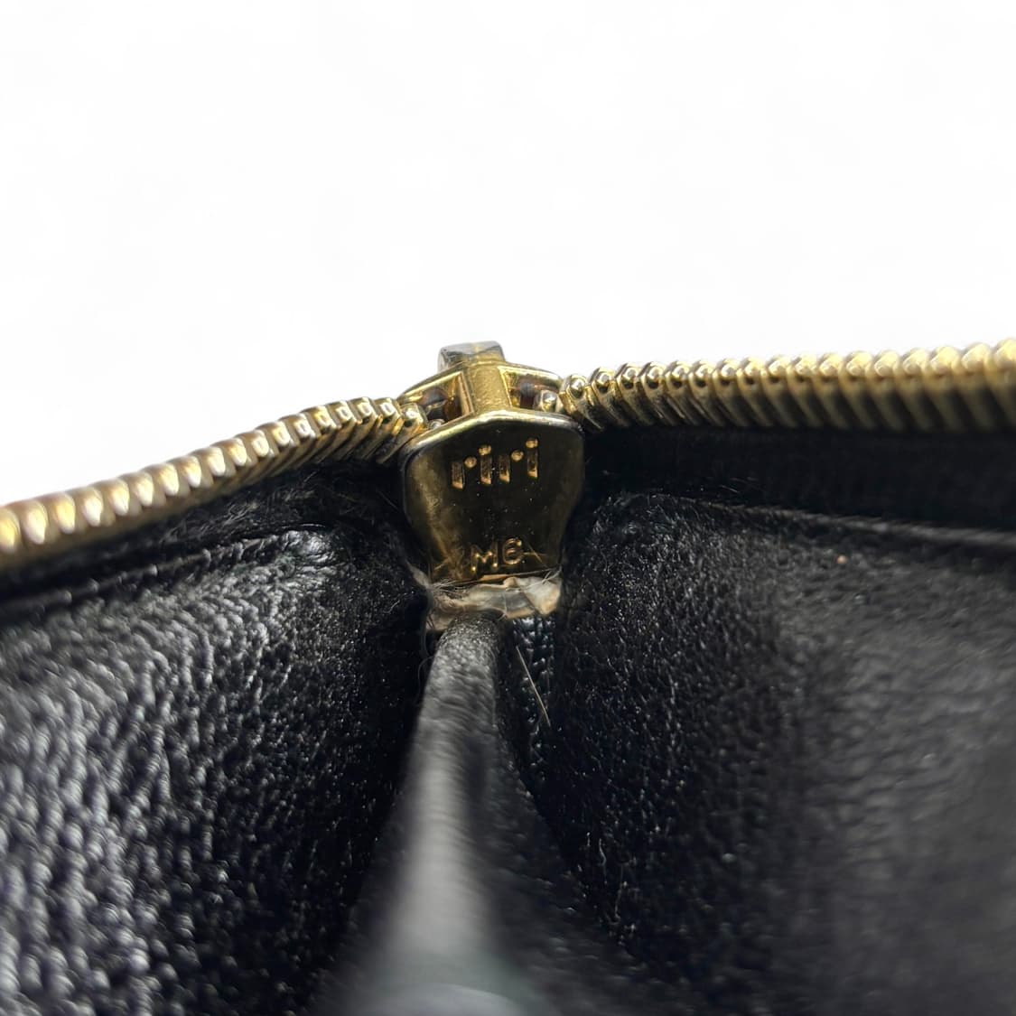 미우미우 집 어라운드 지갑 상품이미지7