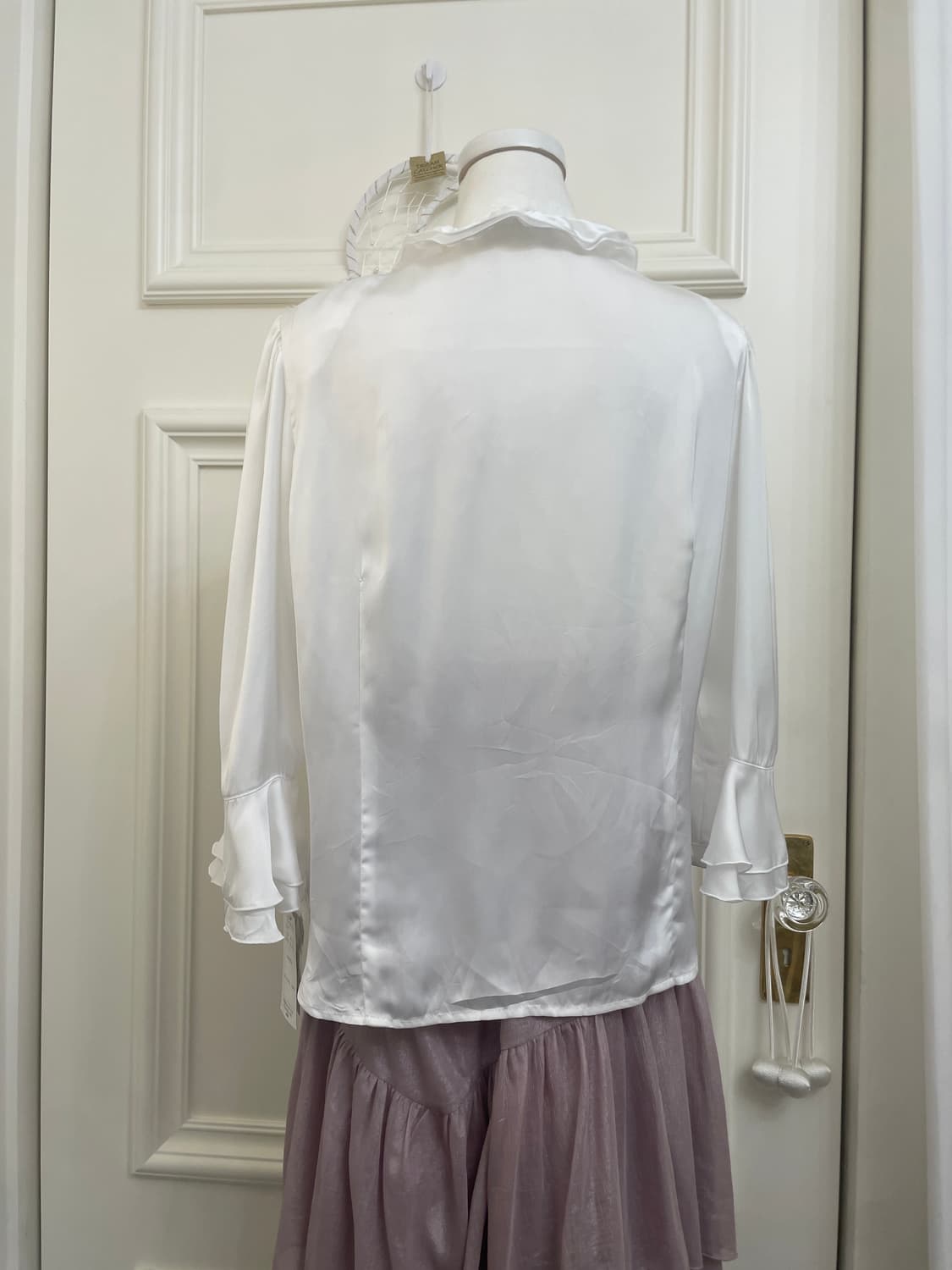 white ruffle point satin blouse 상품이미지5