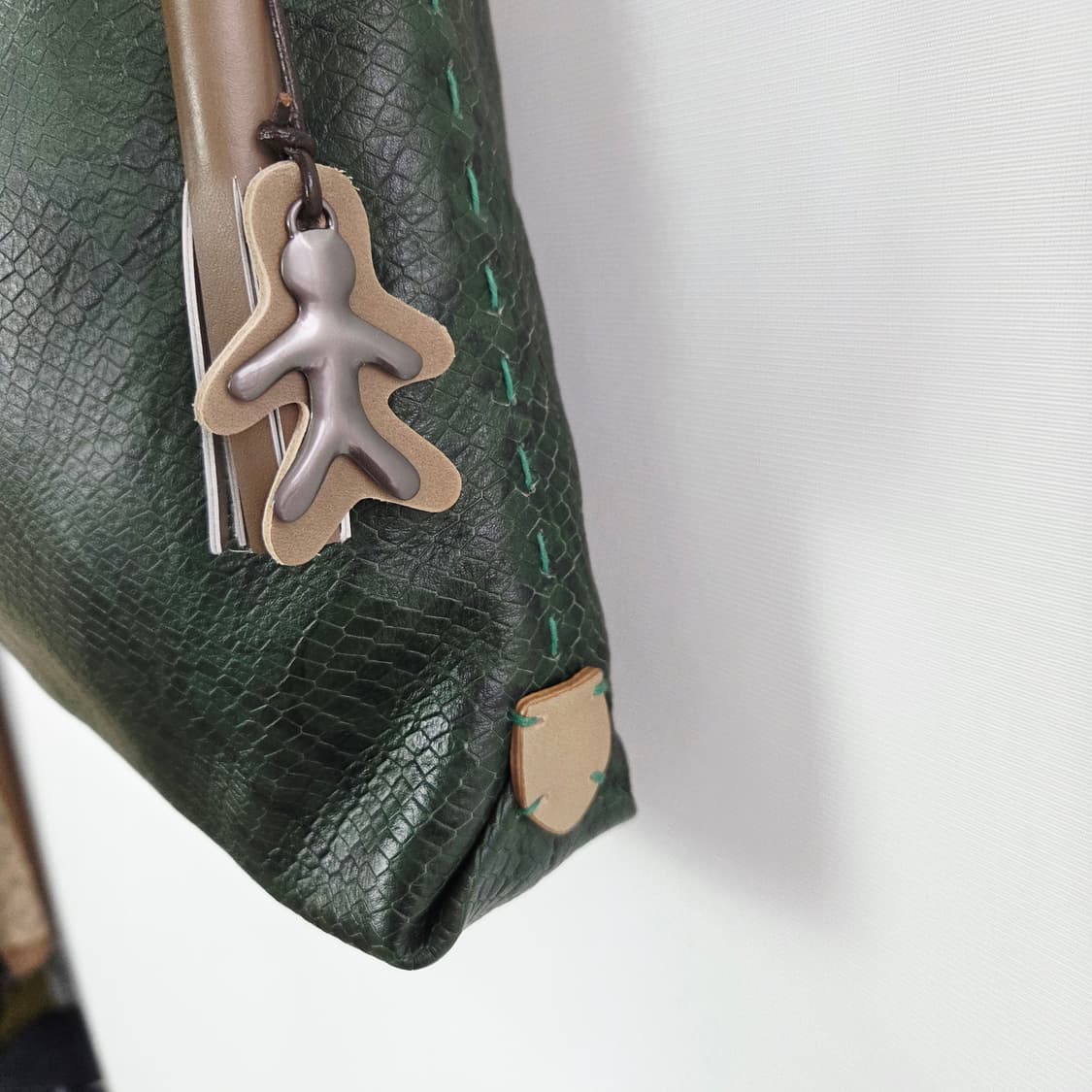 [Henri Beguelin] 헨리베글린 뱀피 카키 숄더백 상품이미지2